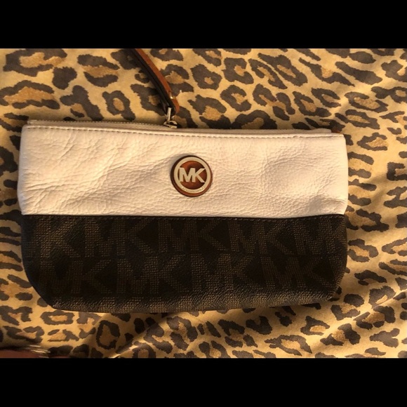 Michael Kors leather make up bag or wristlet W/strap has pockets for cards - Picture 14 of 14